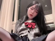 귀여운 아시아 소녀 실크 속옷 놀리기