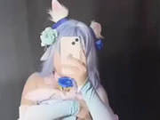 귀여운 소녀가 그녀의 음부를 손가락으로 셀카를 찍습니다