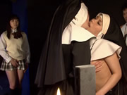 키스 즐기는 일본 수녀