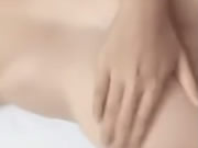그녀의 가슴과 보지의 셀카를 찍는 아시아 소녀
